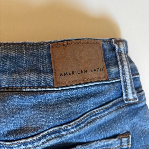 American Eagle Distressed Denim Shorts | Medium Wash Stretch | Size 2 - Picture 5 of 6